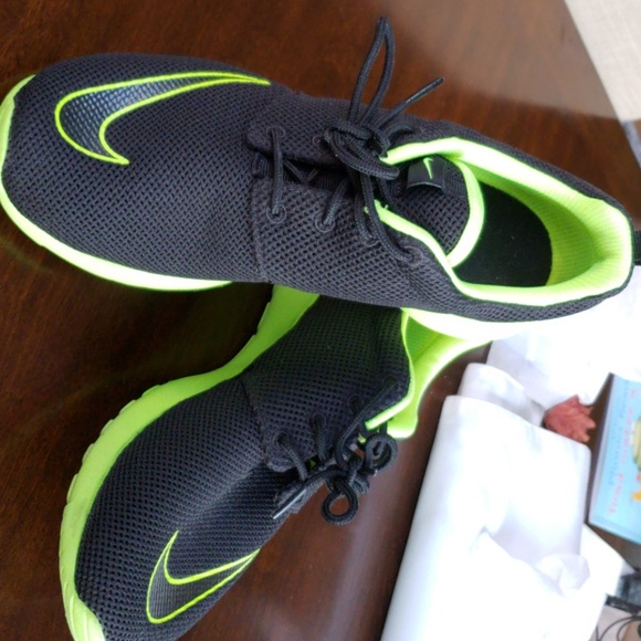 Nike Roshe size 7Y - Picture 1 of 4